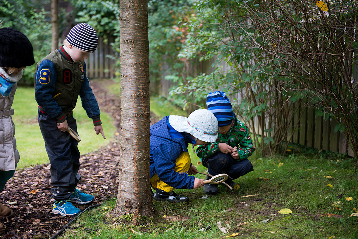Kindergartenkinder erforschen die Natur - Kindergartenfotograf München | Felix Krammer Fotografie