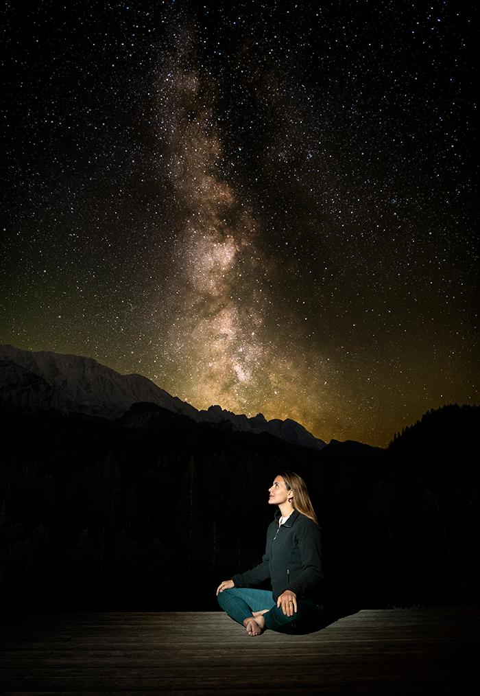 Fotografieprojekt Rückzugsorte - Astrofotografie der Milchstraße mit Protagonistin, die in den Sternenhimmel blickt.