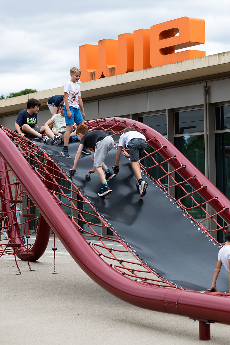 Werbefotografie für das Deutsche Jugendinstitut mit Kindern auf einem Klettergerüst im Pausenhof einer Grundschule mit Ganztag. | Felix Krammer Fotografie