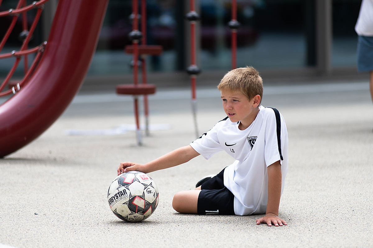 Portraitfotografie eine Grundschülers mit Fußball für das Deutsche Jugendinstitut. | Felix Krammer Fotografie